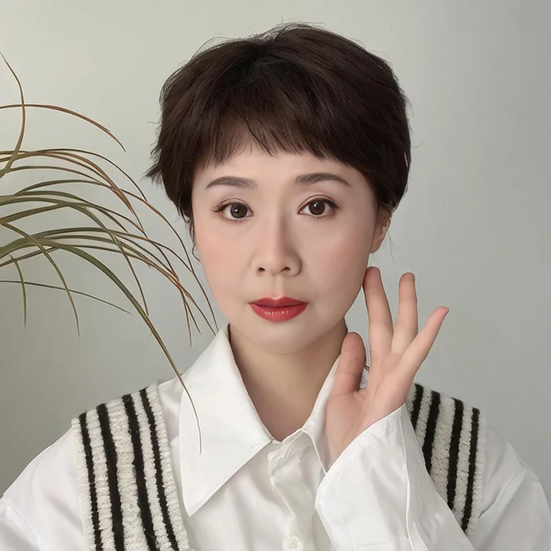 

Middle-aged elderly women's short wig, stylish mom-style with bangs and slightly wavy synthetic hair