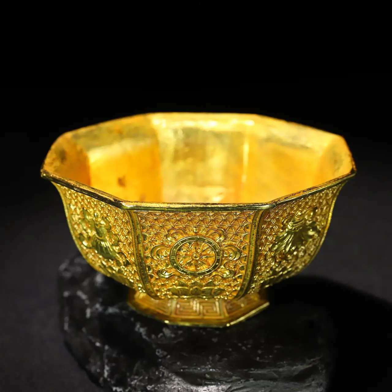 Chinese Pure Bronze Gilt Octagonal Bowl With Exquisite Patterns, Height 6.5CM, Width 11CM, Weight Approximately 430 Grams