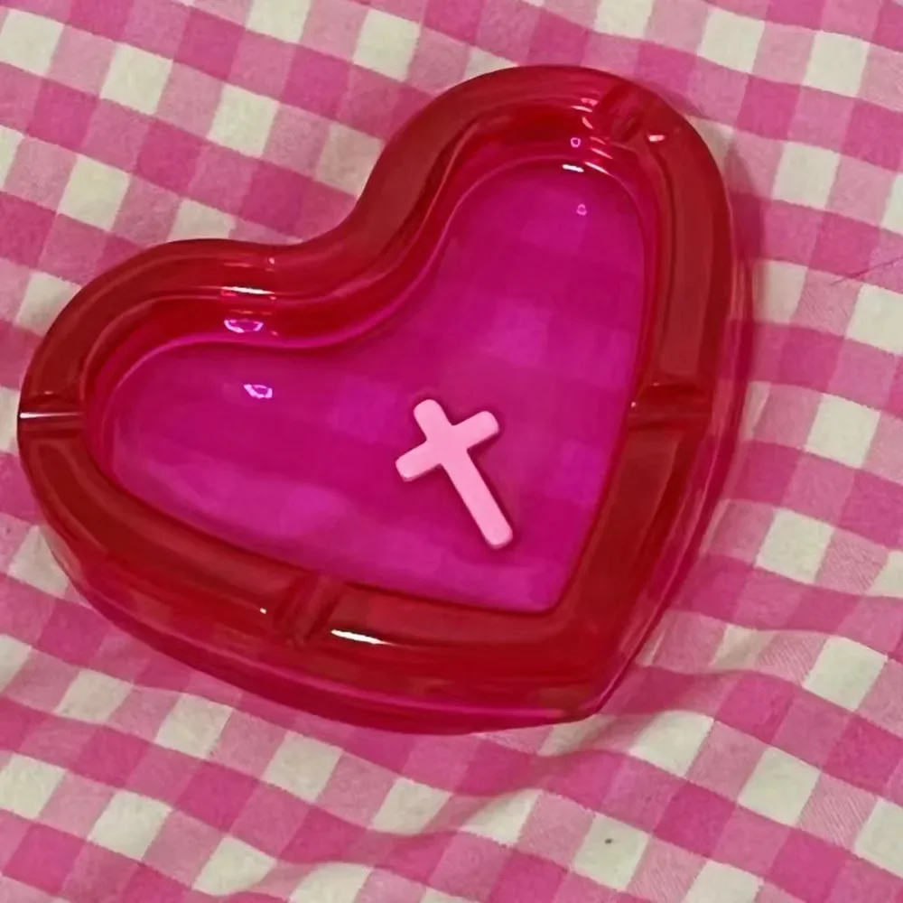 NEW Handmade Ashtray Love Heart Shape Cross Pink Resin Ashtray For Smoke Girls Cigarettes Remove Odor Smoking Accessories Gifts