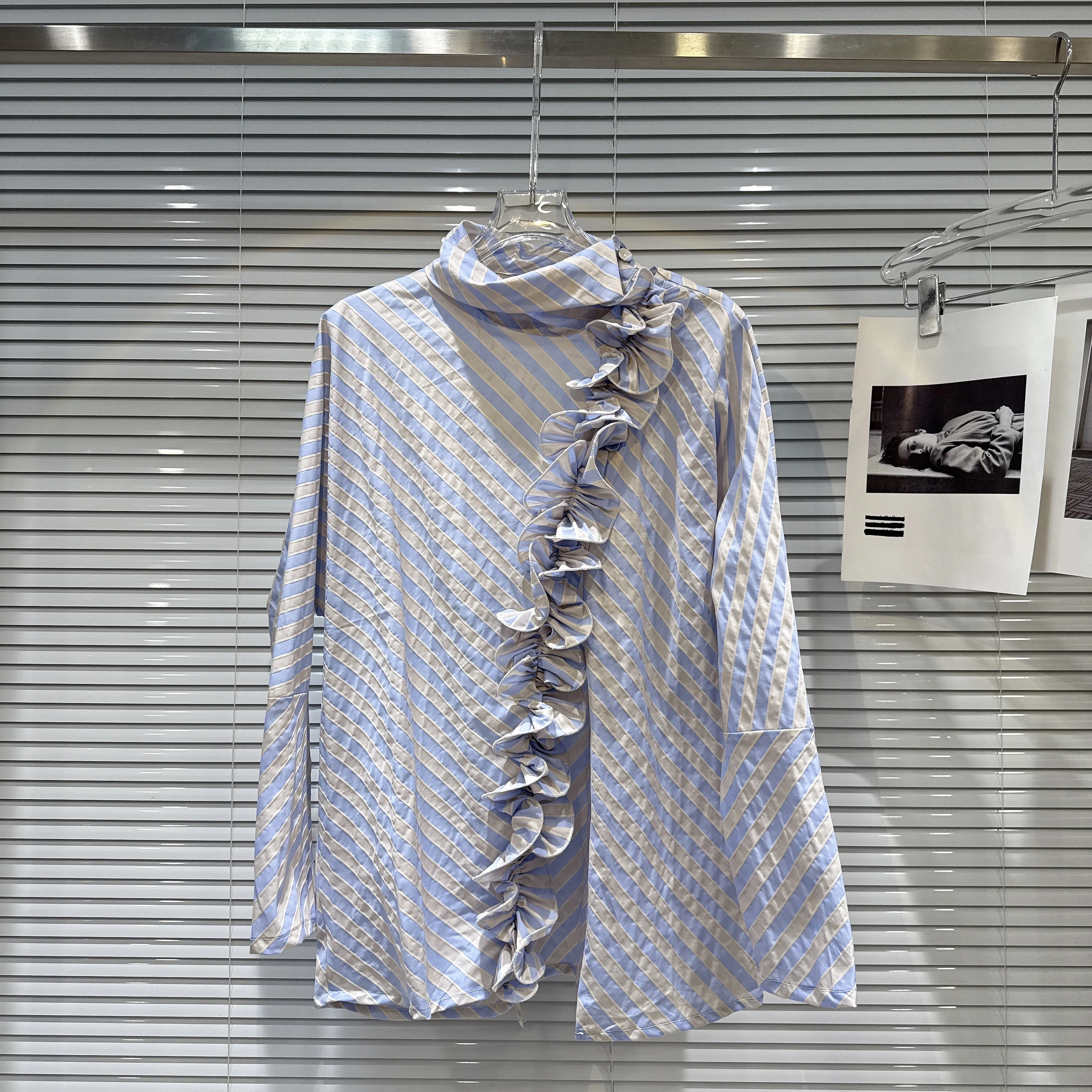 

2025 Autumn New Personalized Spice Girl Pleated Fungus Edge Diagonal Striped Sunscreen Shirt Loose Casual Long-sleeve Blouse Top