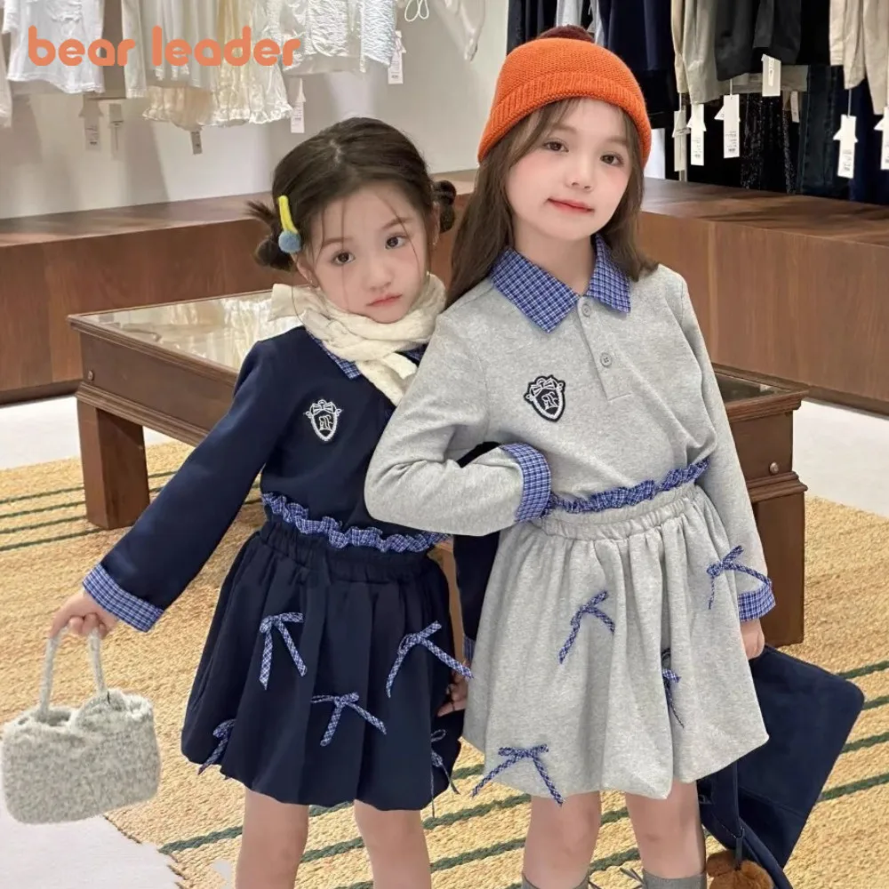 

Осенняя корейская версия Bear Leader, однотонная одежда в уличном стиле для девочек, клетчатый топ с длинными рукавами + короткая юбка с бантом