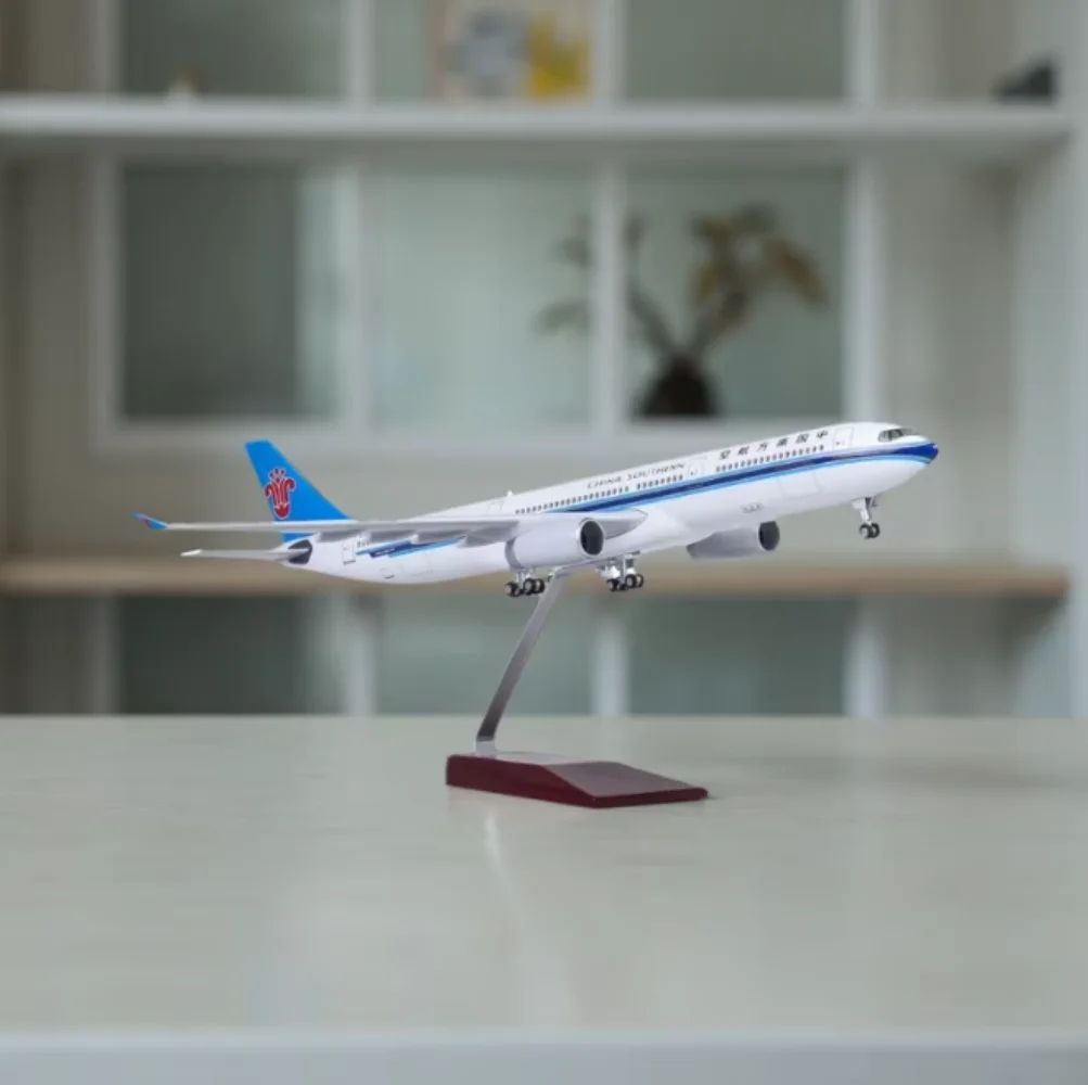 1/135 Scale Model Airplane A330 China Southern Airways 47cm Resin Aircraft Model Static Display Aviation Gifts With Landing Gear