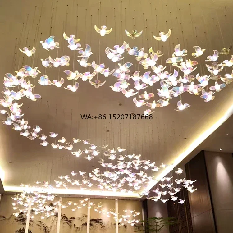 

Красочная декоративная лестница в форме птицы, длинная гостиничная комната, кристалл и свет