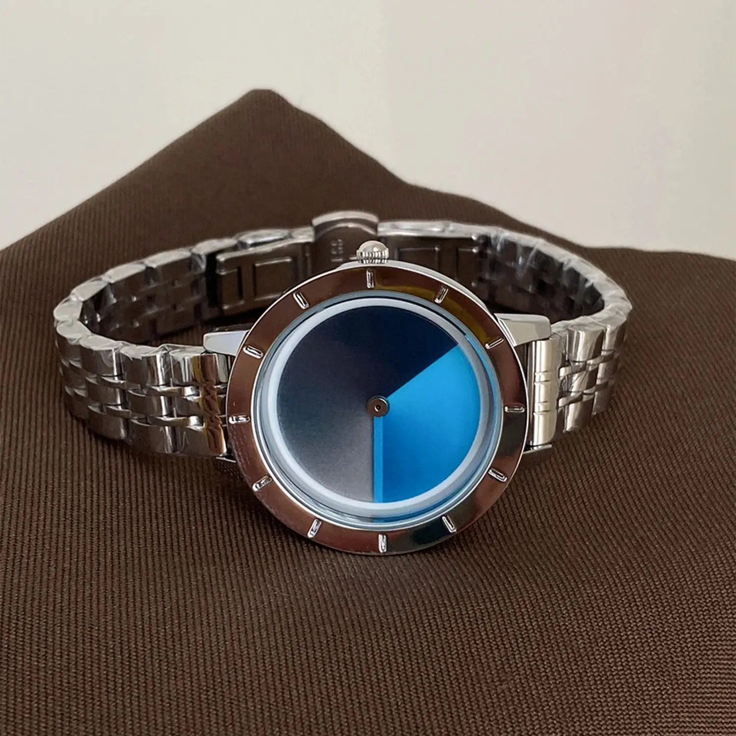 

Luxury Casual Gradient Color Watches for Women Large Dial, Steel Bracelet, Waterproof Quartz Ladies' Watch Timepiece Clock Gift