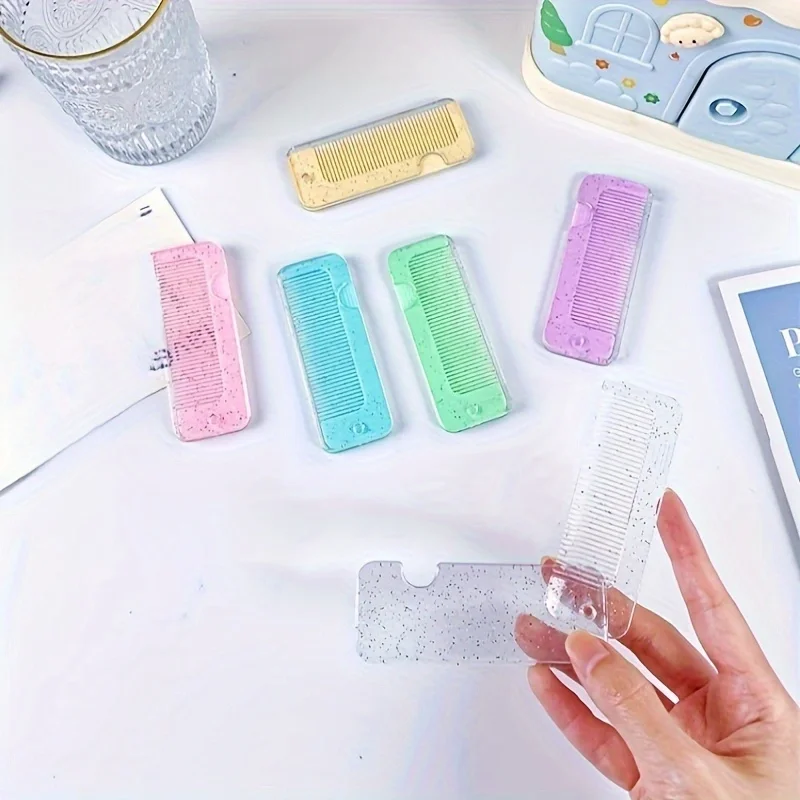 A cute random-color small comb, convenient for both home use and outdoor camping. Compact folding comb, ideal for hair styling.