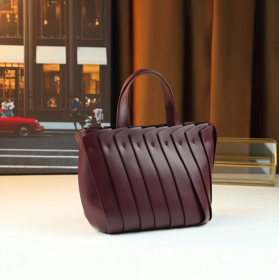 

Оригинальная классическая дизайнерская сумка для подгузников для женщин, роскошная вместительная сумка-тоут, элегантная кожаная сумка через плечо, стильная и модная.