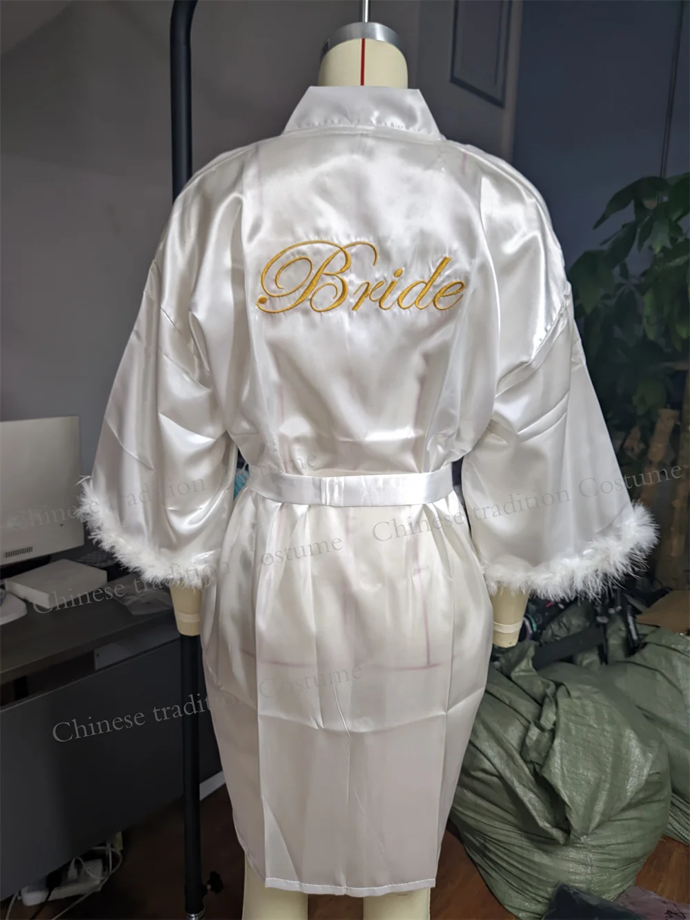 Robe de mariée blanche avec plumes pour femmes, Peignoir en Satin, robes Kimono de demoiselles d'honneur Sexy, Peignoir court, Lingerie intime de mariée