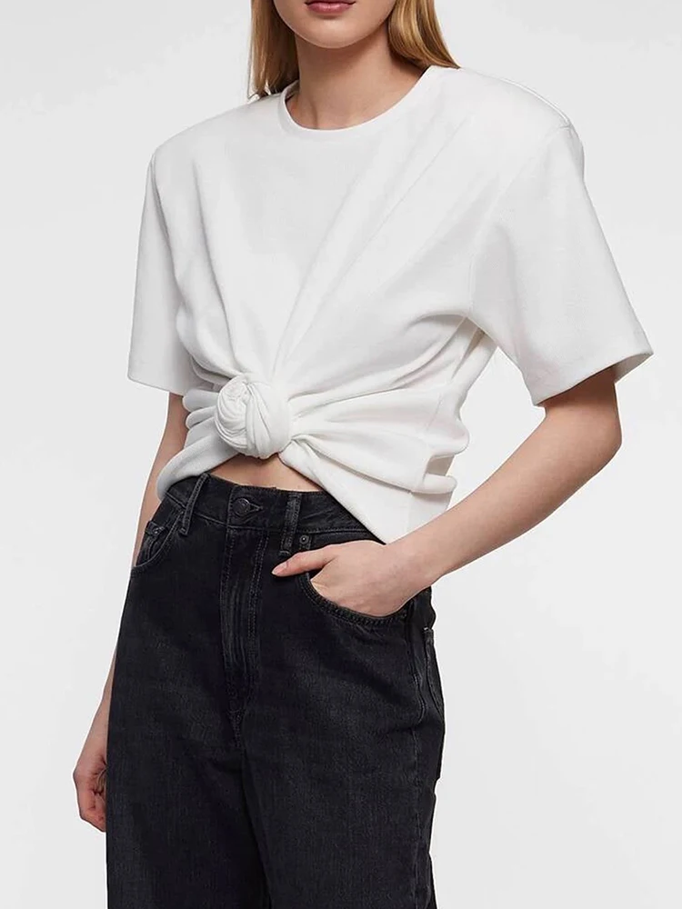 

Высококачественная футболка с неравномерными складками и трехмерными цветами лета 2023 года, новая тонкая блузка-джокер с короткими рукавами.