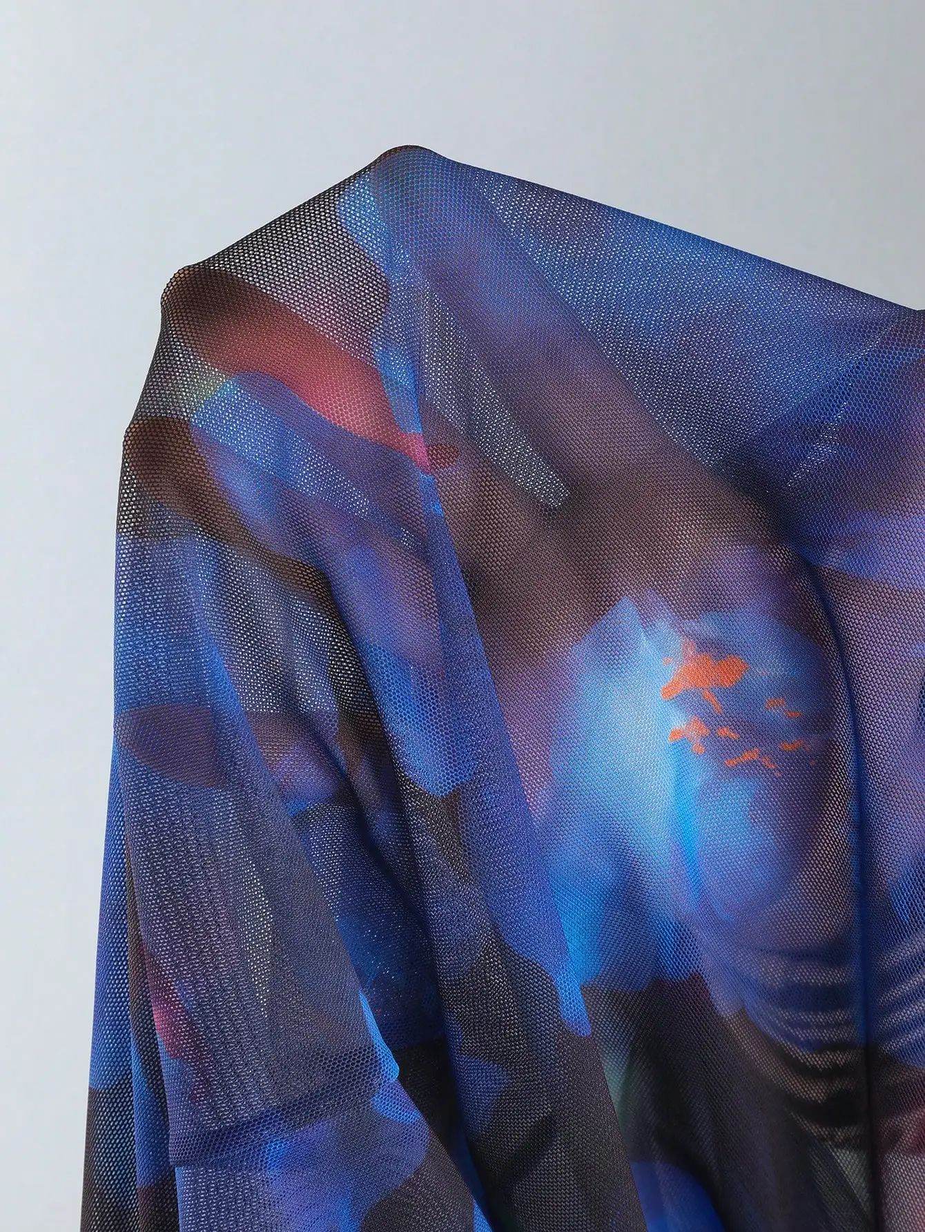 

Комплект из трех предметов: купальник с цветочным принтом и сетчатыми вставками, бикини на тонких бретелях и макси-юбка для пляжных вечеринок у бассейна