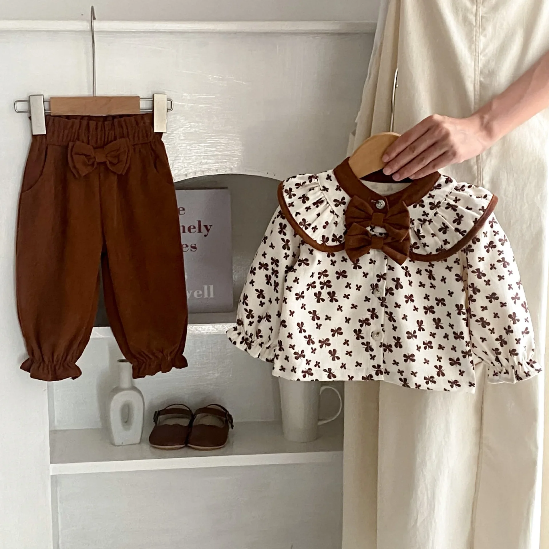 

Two Pieces Autumn Baby Girls Streetwears White Flower Print Two Bowknot Decorated Shirts Loose Brown Pants