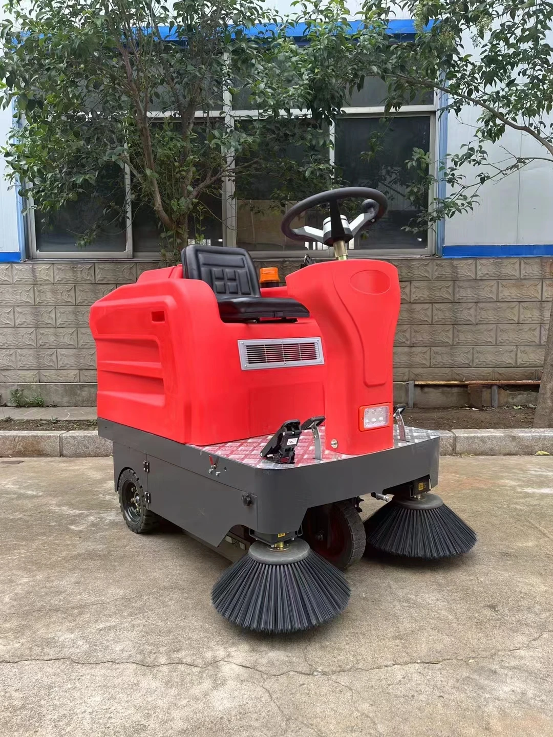 Lebar Menyapu 1250mm, Mesin Pembersih Lantai Berkendara, Mesin Pembersih Jalan Semen Pabrik, Mesin Penyapu