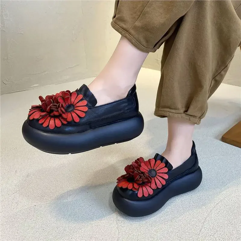 

Thick Soled Sponge Cake Shoes for Women in The Autumn of 2025, New Retro and Casual Ethnic Style Flower Shaped Duo Le Fu Shoes