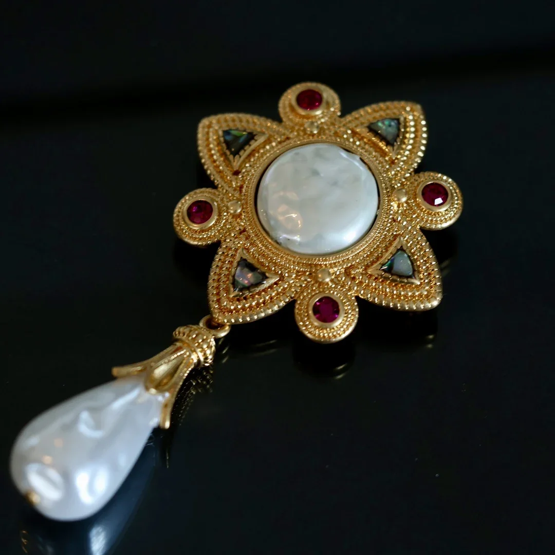 

Niche natural pearls Colored shell flower brooch