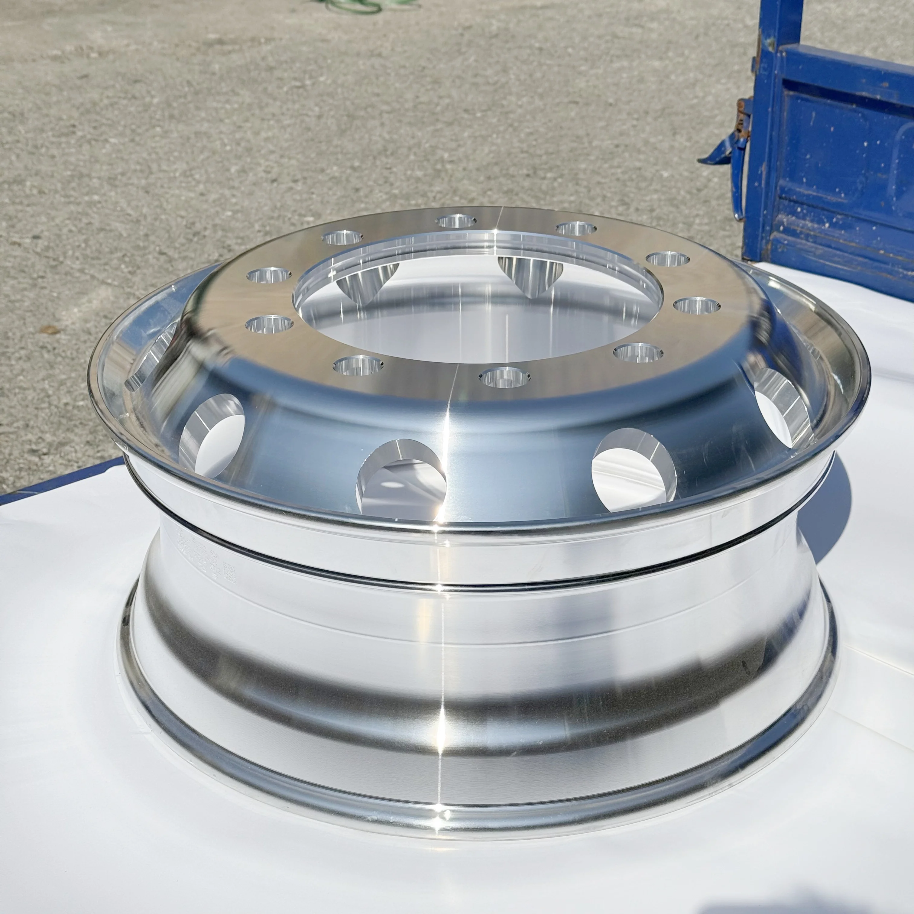 

New heels with a silver finish for wide-base tires and standard OEM replacement wheels