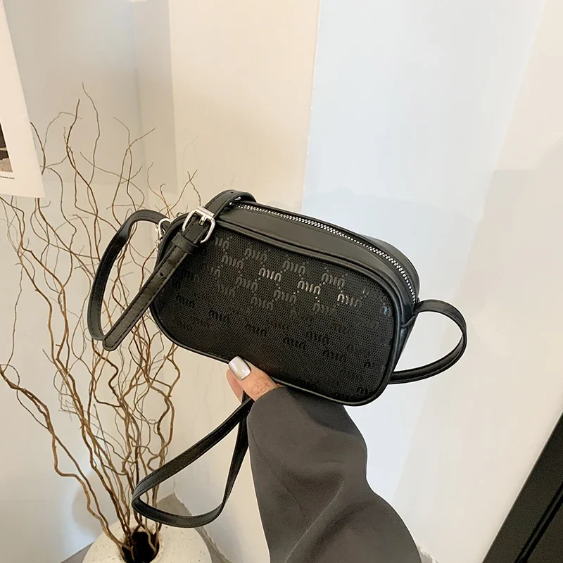 Роскошный кожаный клатч с уникальным винтажным логотипом с буквами и минималистской элегантностью для вечернего шоу