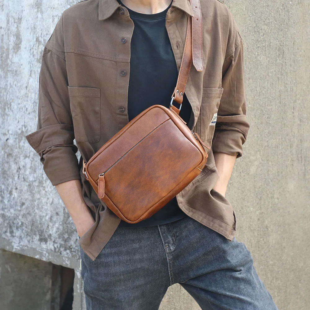 S.WORKER Echtleder Herren Casual Umhängetasche Modische Vegetabil Gegerbte Rindsleder-Brusttasche Leder-Handytasche Tagesrucksack – Detail 4