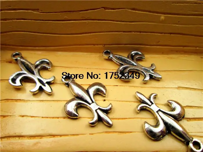 

150pcs--Fleur De Lis Antique Tibetan Silver Tone tierraCast French Lily Charms 18x12mm