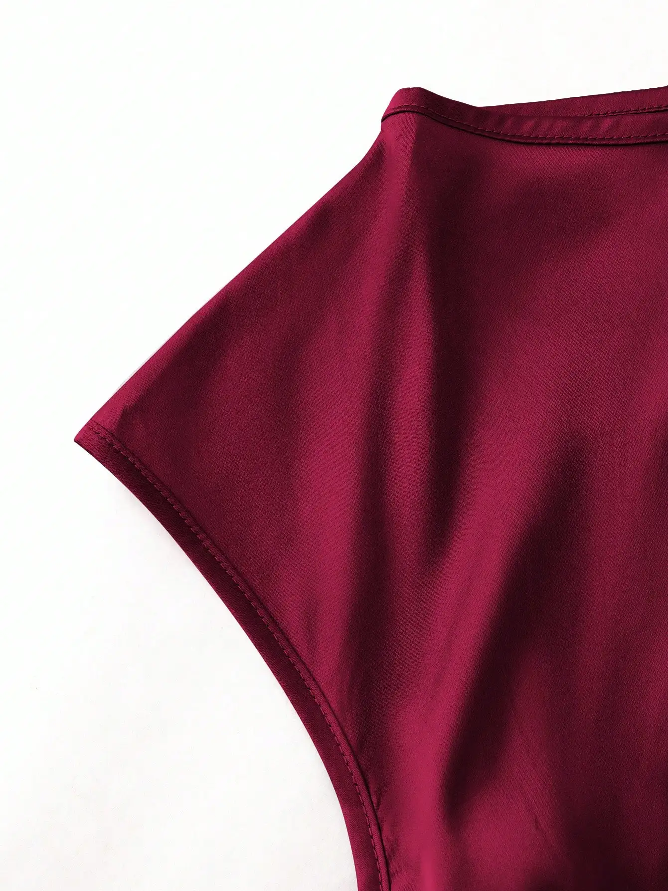 เสื้อเบลาส์ผ้าซาตินสีพื้นแบบมีจีบผูกโบว์ที่เอว รุ่น Modelyn เสื้อเบลาส์ผ้าซาตินมีโบว์ เสื้อเบลาส์สีแดงเข้ม เสื้อเบลาส์ผ้าซาตินสีแดงเข้ม