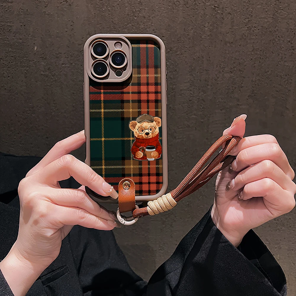 Niedliche karierte Bären-Silikon-Handyhülle für iPhone 17 16 17 Pro 15 14 13 12 11 Pro Max 16E 7 8 Plus XR XS mit Lanyard-Hülle – Detail 4