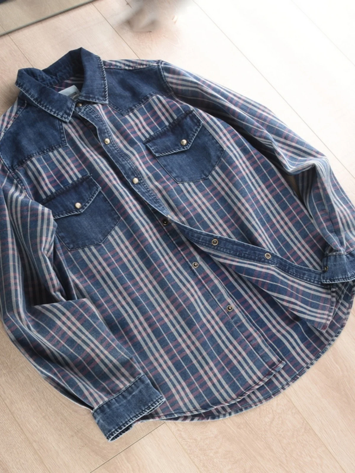 

Мужская джинсовая рубашка из хлопка в клетку, свободного кроя, повседневная, городская, весенне-осенняя, с контрастным воротником, длинным рукавом, в стиле рабочей одежды