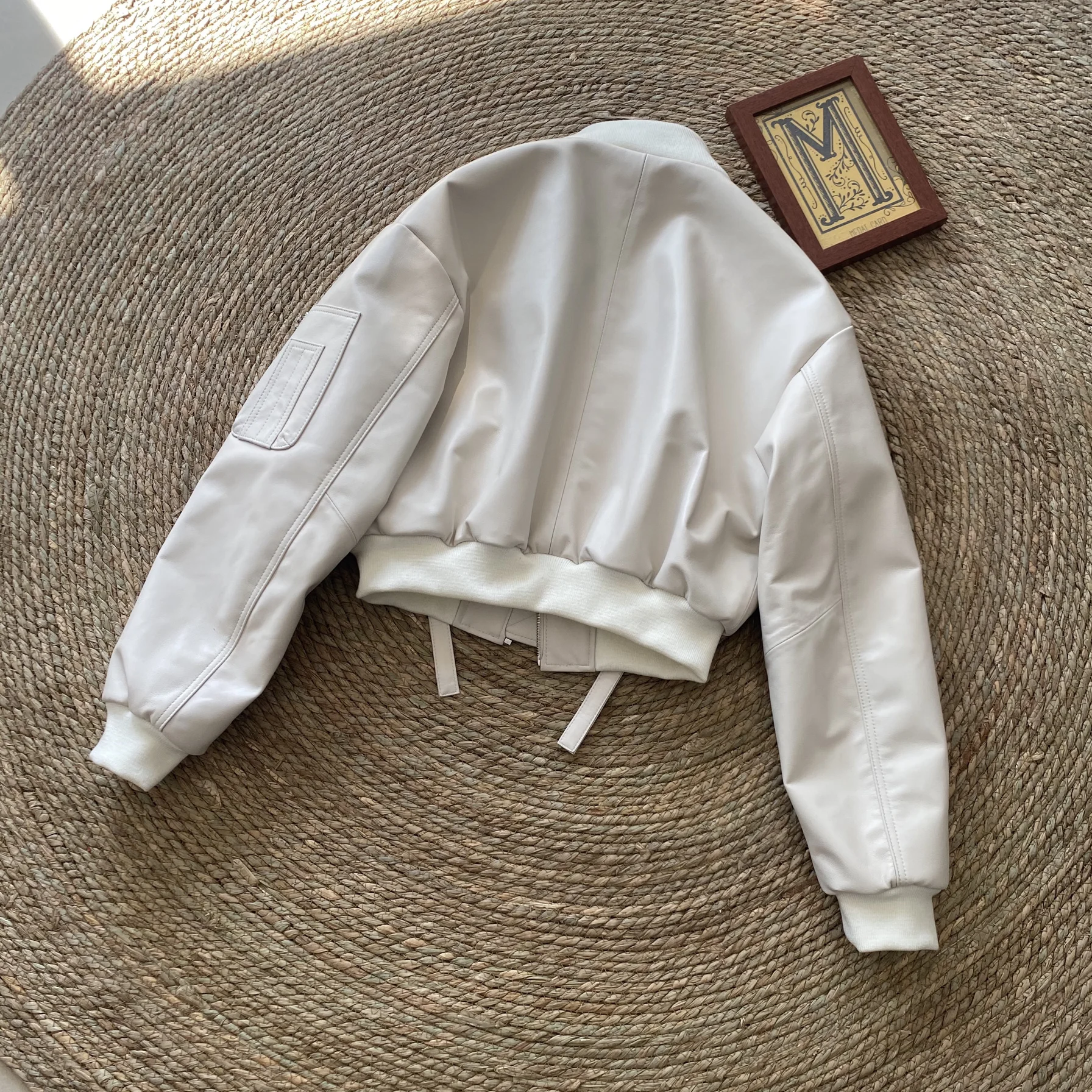 Spring 2024 Women's ort Loose Batwing Sve Stand Collar Leather Jaet White eepskin Baseball Sle Outerwear Coat