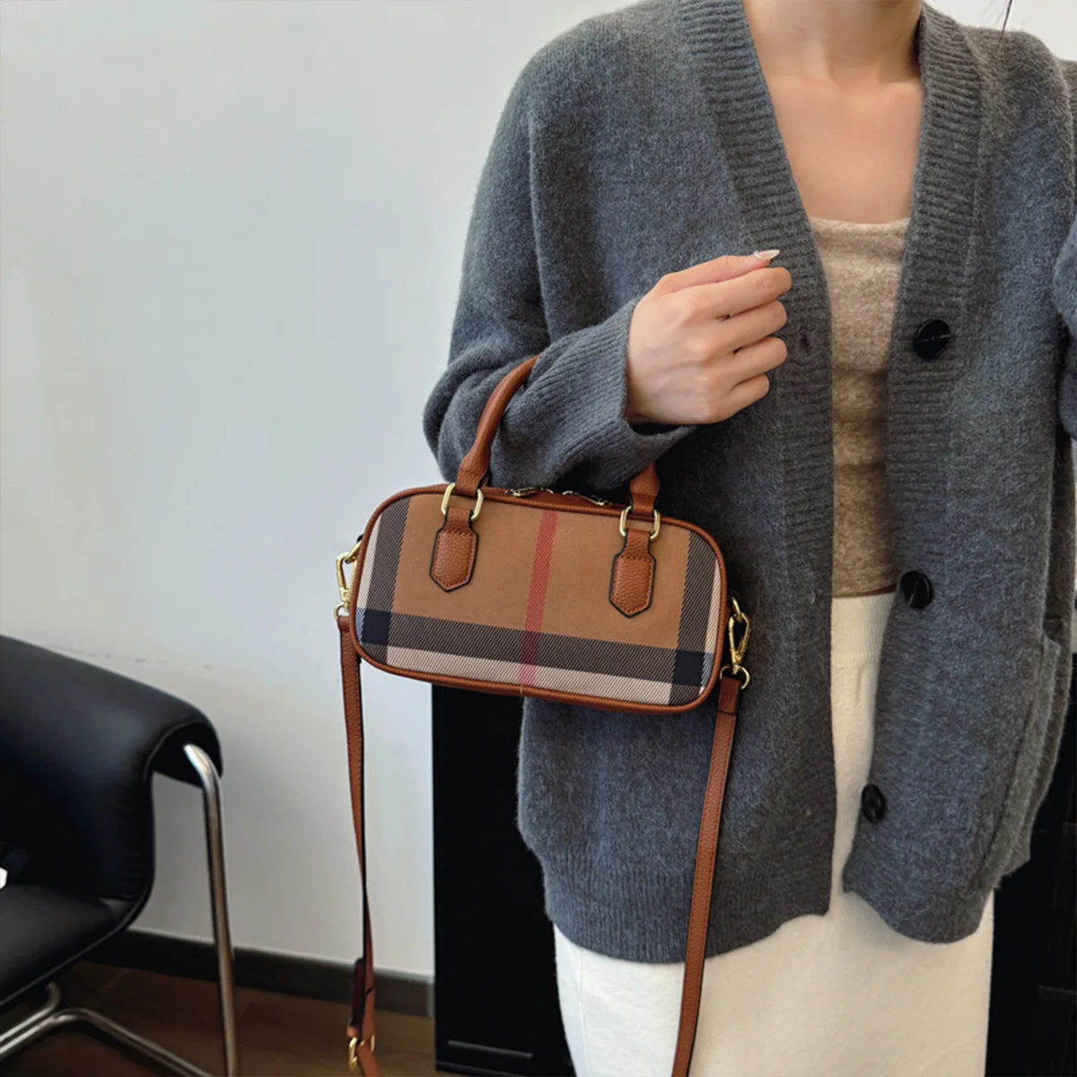 

Сумка на плечо в геометрическую полоску с текстурой кожи и золотой фурнитурой Большая вместимость из искусственной кожи Водонепроницаемая молния Регулируемый ремень