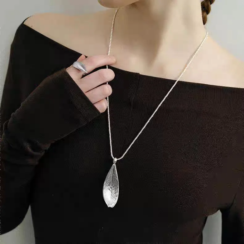 2025 Fashion Classic European and American Minimalist Double sided Leaf Pendant Necklace High end Exquisite Design Fashion Party