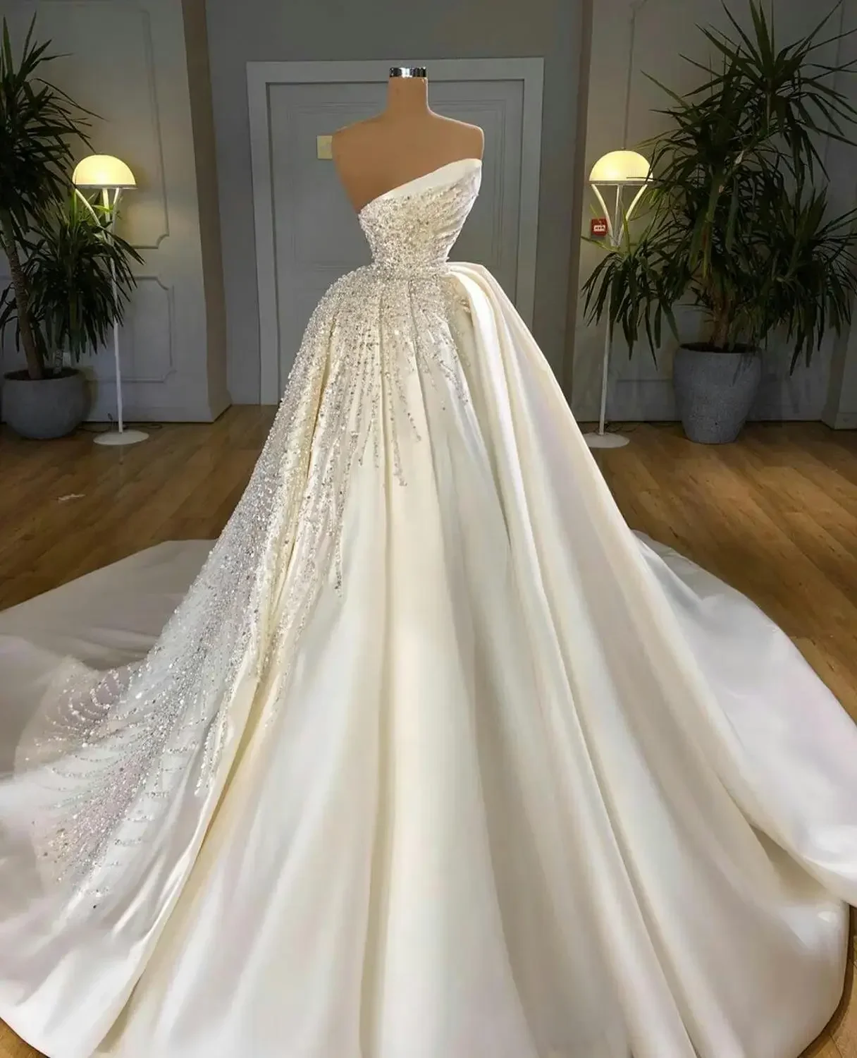 تخصيص أزياء حمالة الخرز الثقيل الترتر زي العرائس Vestido De Noiva ذيل شابيل الساتان متواضع الكرة ثوب الزفاف