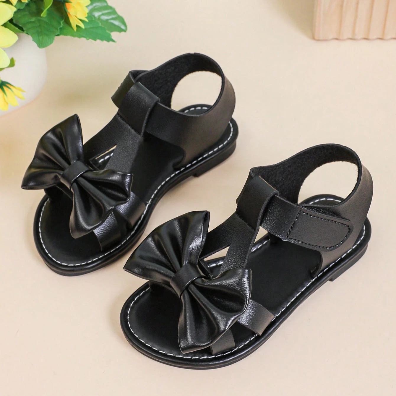 Mädchen-Sandalen aus weichem Leder mit süßer Schleife, Neu 2026, Sommer-Kleinkind-T-Riemen-Strandsandalen, rutschfest, schlicht, Prinzessinnen-Party-Sandalen für Mädchen – Detail 5