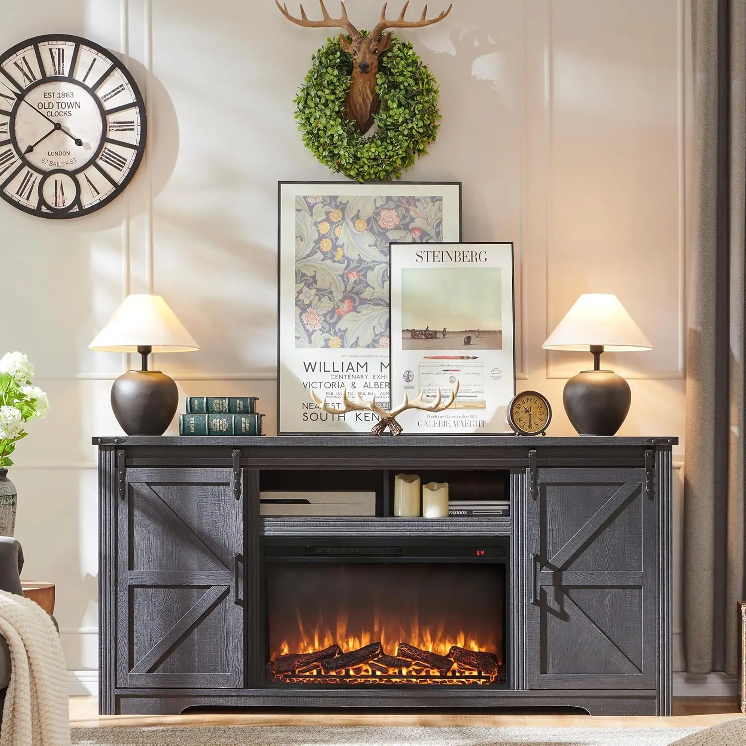 Soporte para TV con chimenea de granja para TV de 80 pulgadas, centro de entretenimiento de 32" de alto con cajón y puerta corrediza de granero, negro