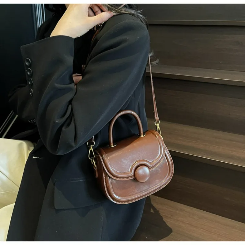 

2025 Новая модная новая французская повседневная нишевая простая стильная седельная сумка, универсальная портативная сумка-мессенджер высокого класса с темпераментом