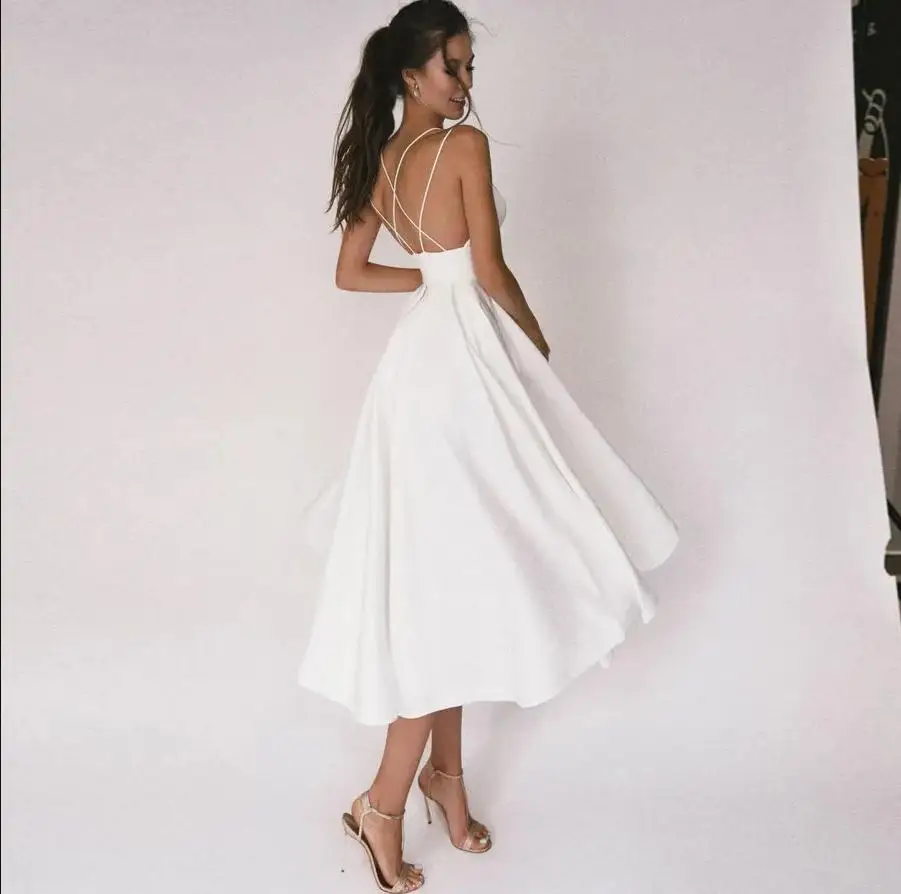 セクシーなショートウェディングドレス 2025 細いストラップ クロスデザイン シンプルなVネック サテン ブライダルドレス Aライン ウェディングドレス 花嫁衣装