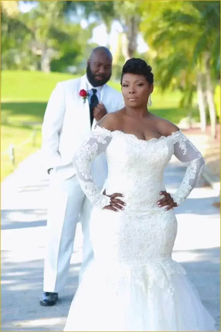 Vestidos de Novia Sirena Blancos Personalizados de Tallas Grandes con Hombros Descubiertos y Mangas Largas de Encaje, Vestidos de Novia Económicos para Bodas Africanas en el Jardín