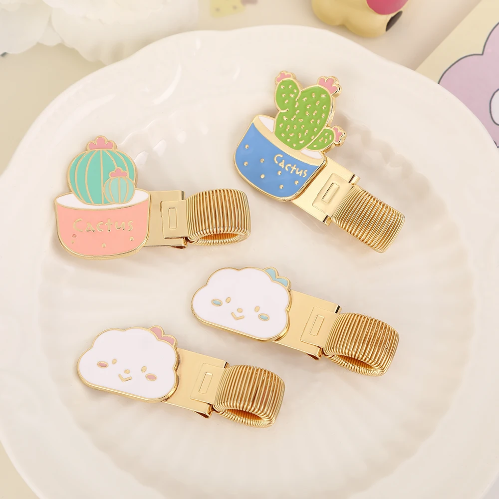 【セール中】1pc 鉢植えの雲をテーマにした金属ペンホルダー、スプリングメタルクリップ付き、ハンドブック、ノートブック、学生オフィス文具に使用されます。