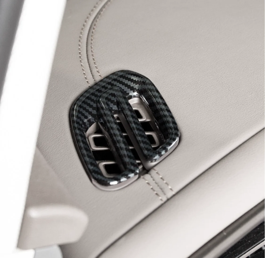 

Suitable for BYD DENZA D9 2023 small air vent frame ABS decoration Auto Parts carbon fibre Peach wood 2 piece set