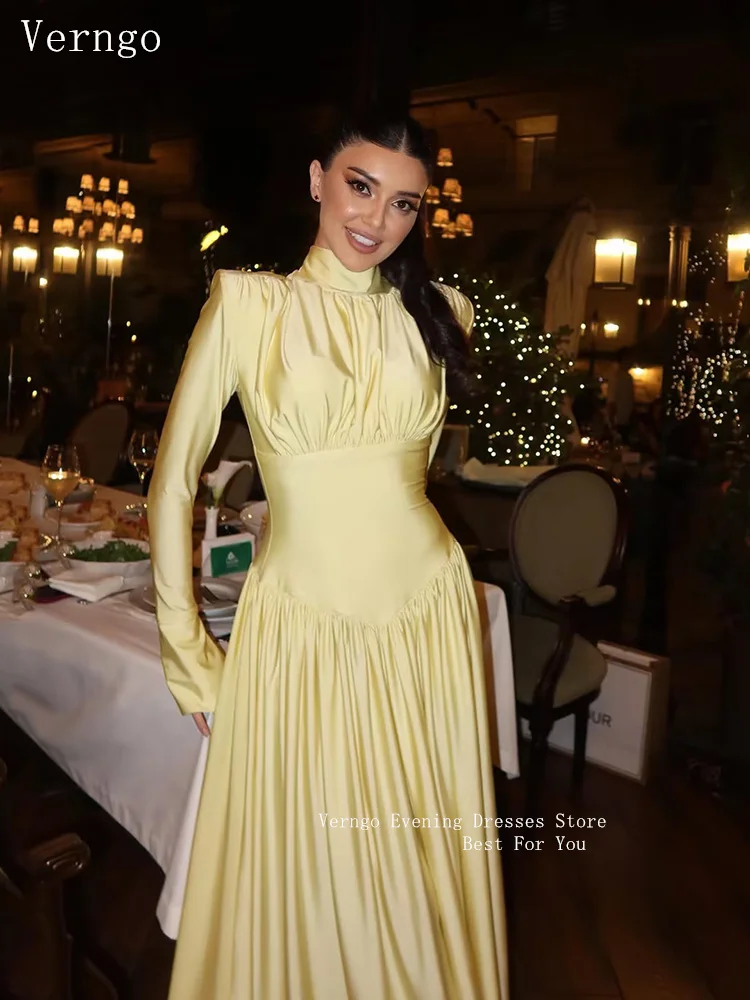 Verngo Modernes gelbes Satin-Abendkleid mit hohem Kragen und langen Ärmeln, A-Linie-Abschlussballkleider, anmutige Abschlussball-Partykleider, individuell gestaltet