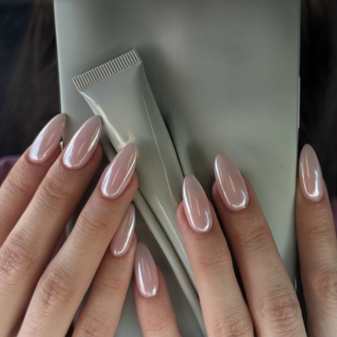 

24Pcs Simple Nude Pink Solid Nail Art Set with Jelly Glue Short Oval Fake Nails Aurora Flash Almond Sweet Wearable Nail Stickers