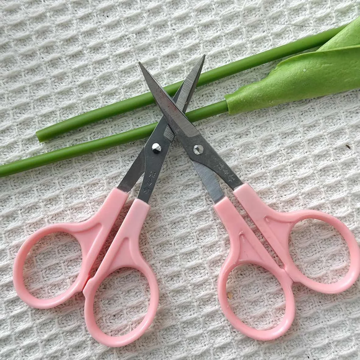 

10pcs mini Sharp Angle Head Scissors Sewing Scissors 9.7cm Yarn Thrum Cutter Elbow Scissor Tool mini Household Scissors