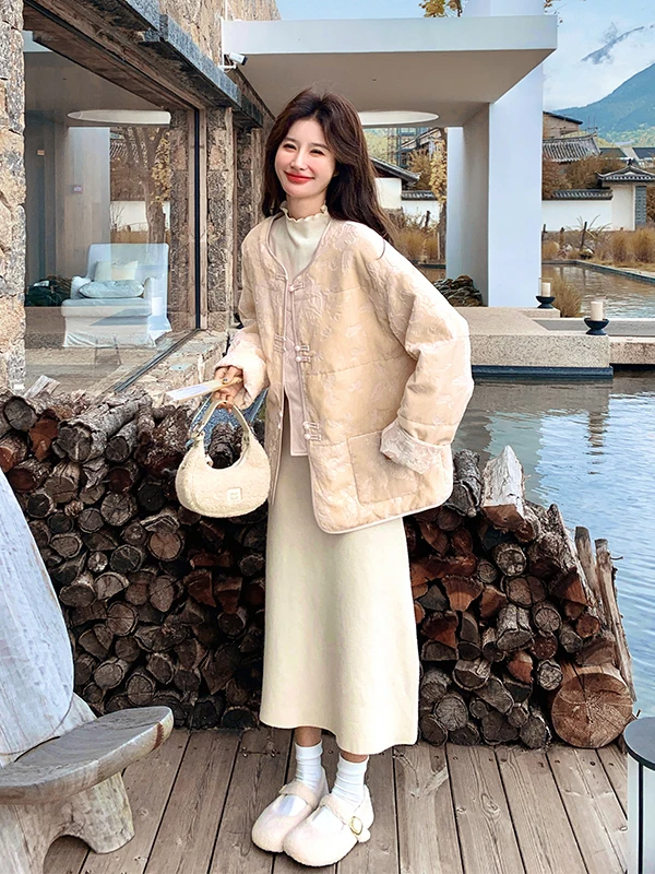 سترة شتوية نسائية صينية جديدة مطبوعة لعام 2025، أنيقة ونحيفة ودافئة، مع أزرار وتصميم فضفاض صديق للبيئة