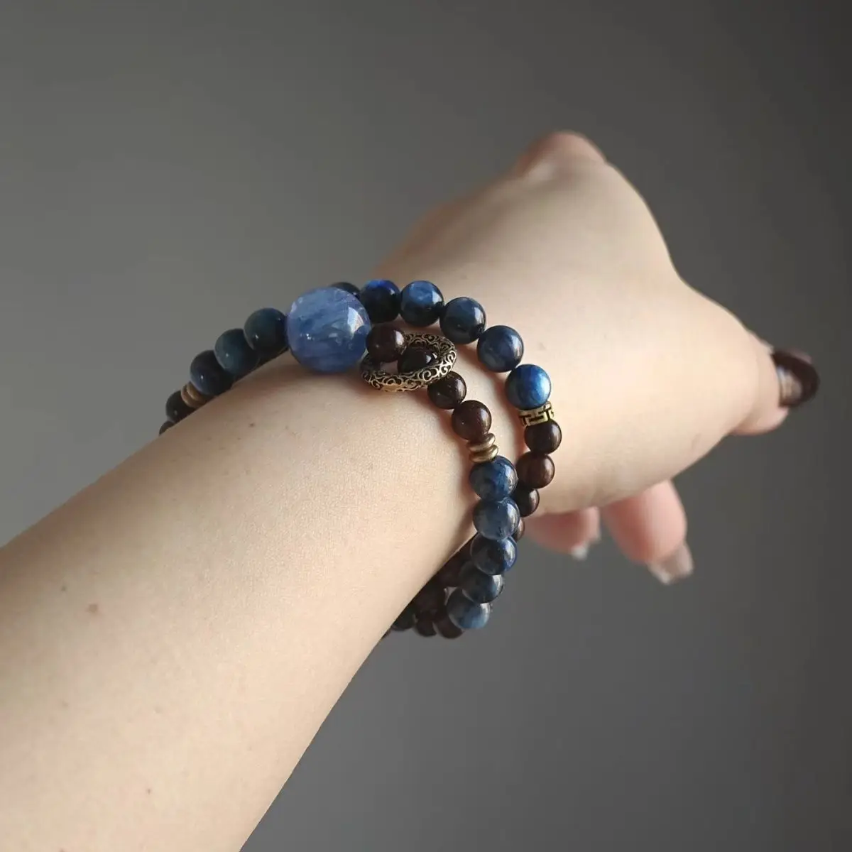 

Natural Blue Quartz Sandalwood Bracelet Blue Crystal HandString Niche Design High-end Feel Water-loving Hydrating for Women 8MM