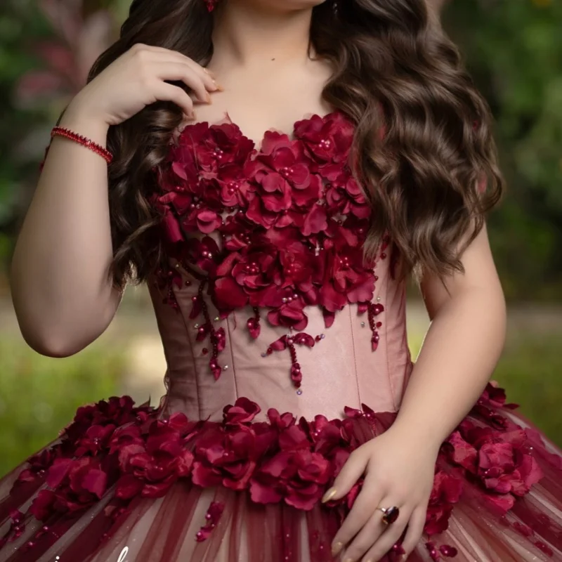 Gaun Quinceañera merah anggur khusus, model off-shoulder dengan hiasan glitter dan bunga 3D, ekor panjang, Vestido 15 Quinceañera