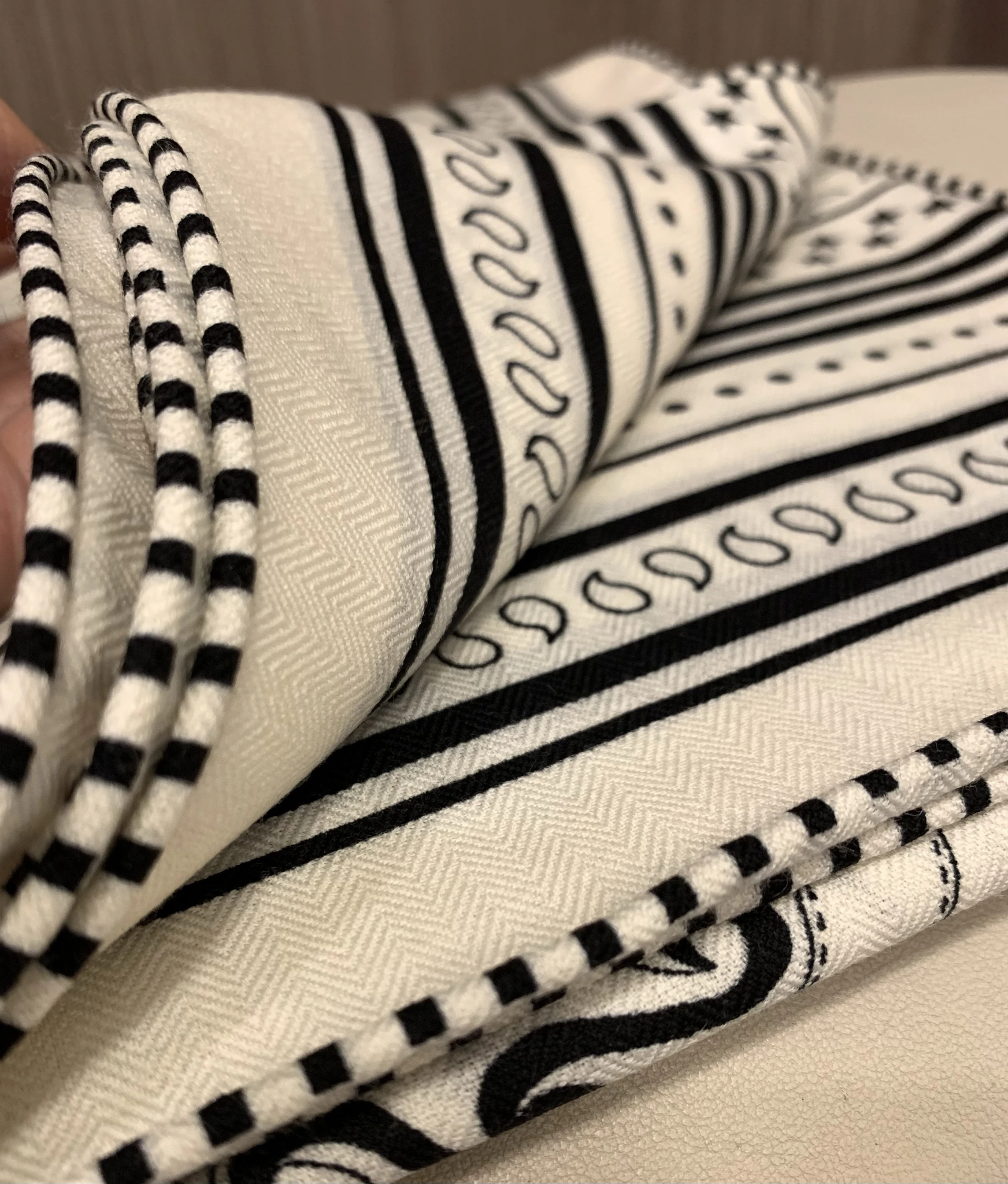 classique-bla-et-blanc-celebration-soie-douce-et-laine-de-haute-qualite-poincon-climatise-pour-les-femmes-coreen-sle-imprime-grand