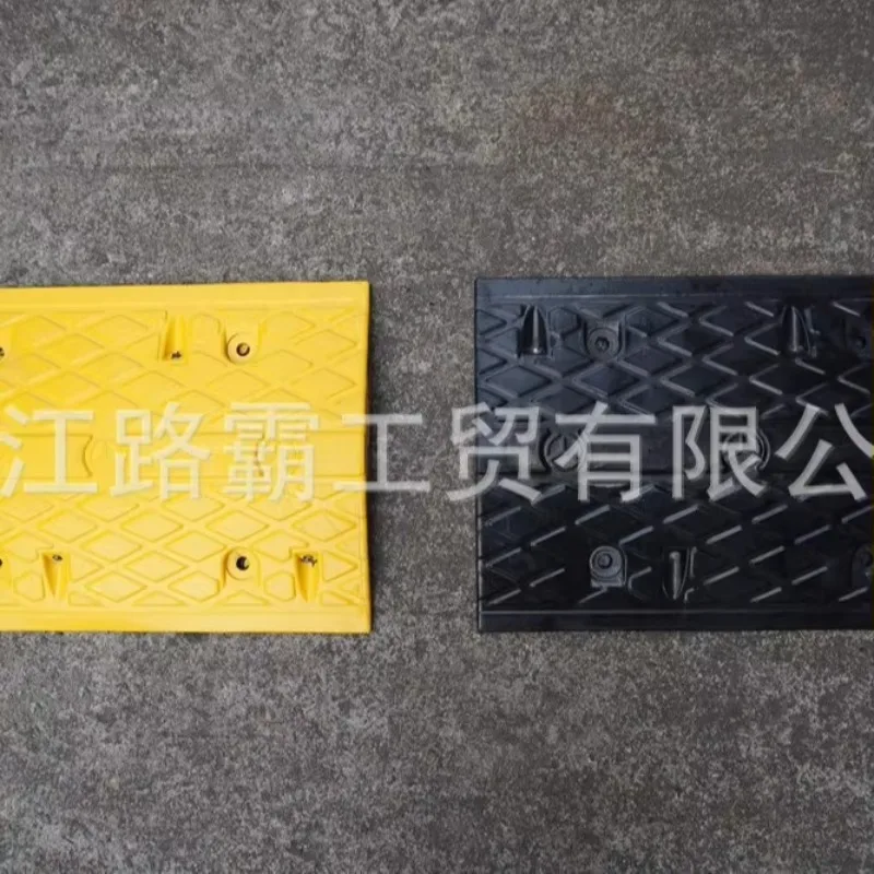 Plastic and Rubber Speed Bumps Lane Dividers Road Traffic Facilities 500x350x50 High Quality Speed-Reducing Plates