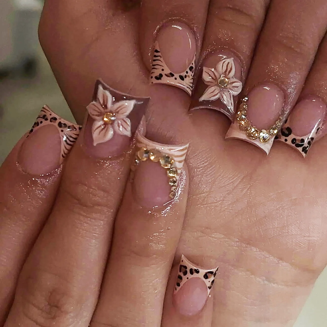

Short Square Fake Nails for Women Girls 3D Flowers with Rhinestones Bow Design French White Leopard Edge Press on False Nail