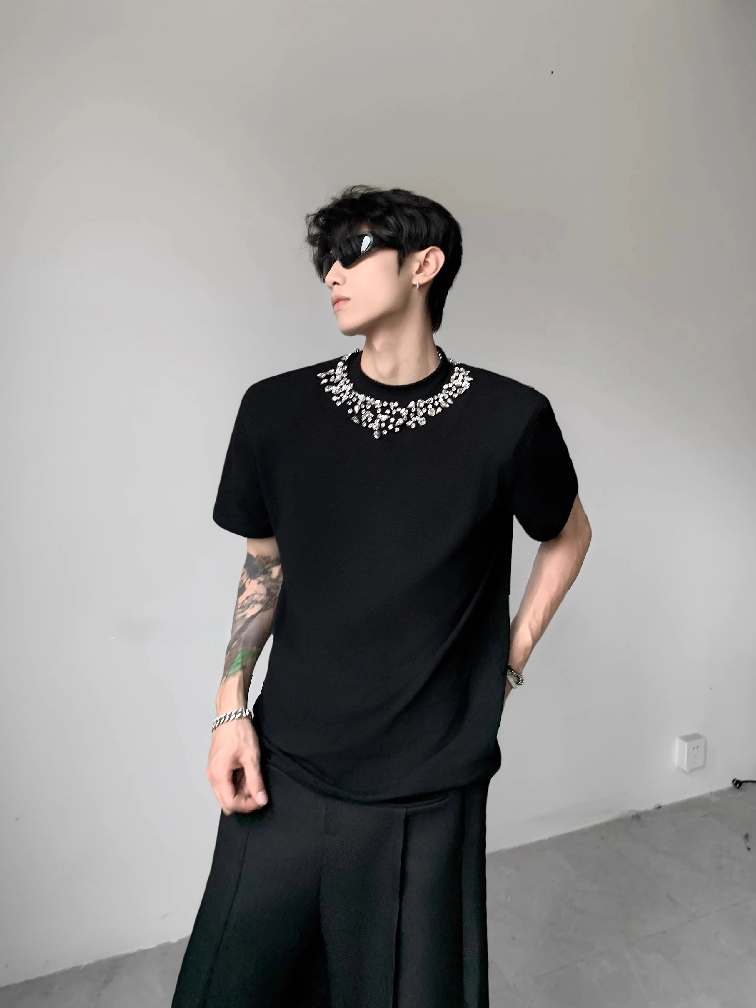 Men's Light Luxury Neckline Diamond Design High-end Shoulder Padded Short-sleeve Tops Men's 2025 Summer New Solid Color T-shirts