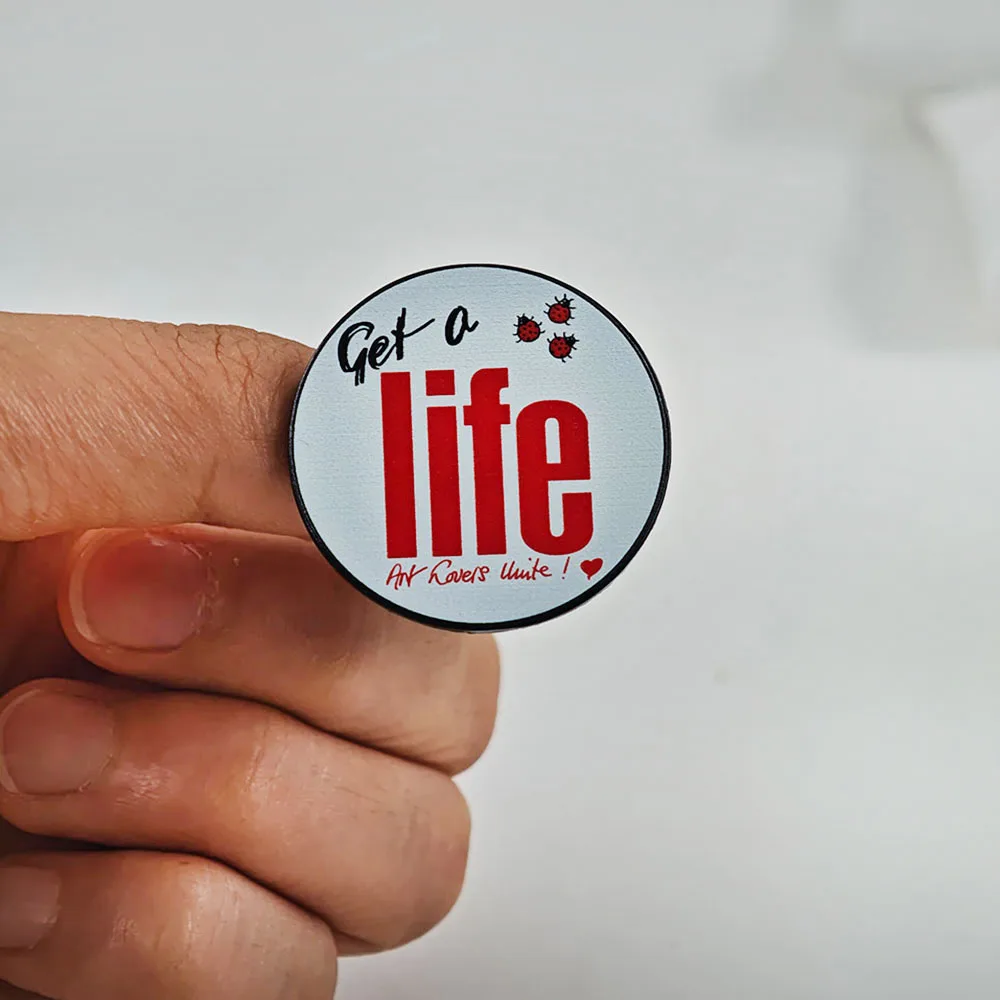 Gilbert George Get A Life Emaille-Pins Kunstliebhaber vereinen sich Broschen Niedliche Marienkäfer Metall-Abzeichen Kleidung Rucksack Deko Schmuck Geschenk – Detail 12