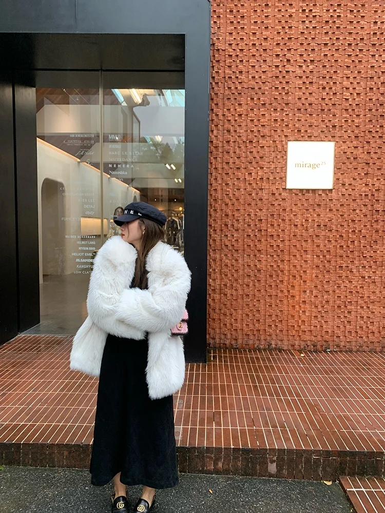 سترة فرو بيضاء للنساء سميكة ودافئة مقاس صغير 2024 معطف جلد جديد صديق للبيئة بأكمام طويلة ورقبة على شكل V بتصميم مناسب للتنقل