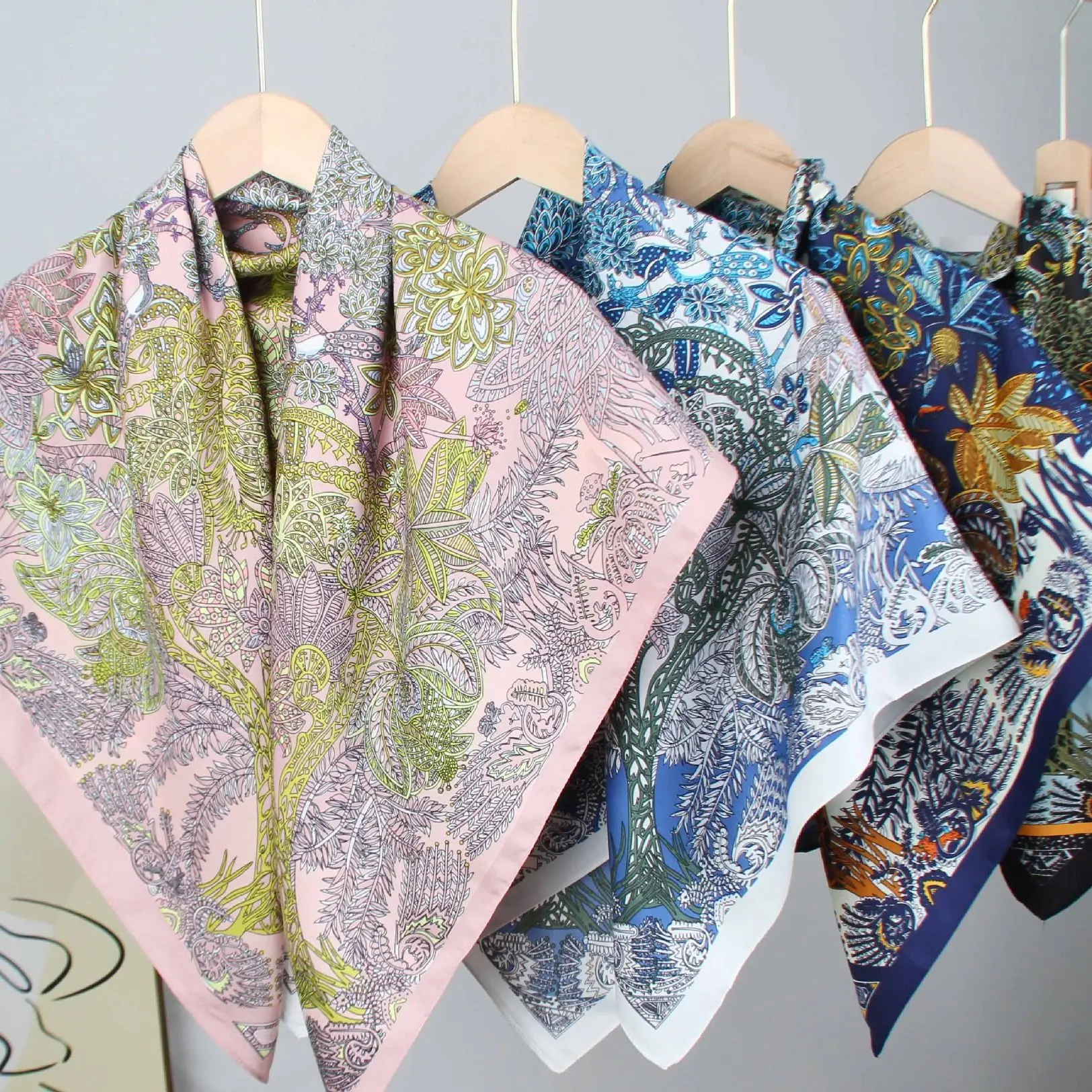 

New Design Trendy Luxury Wrap Scarf, Twill Fabric Flower Print 90cm Square Scarf, High-End Silk Scarf for Women Shawl
