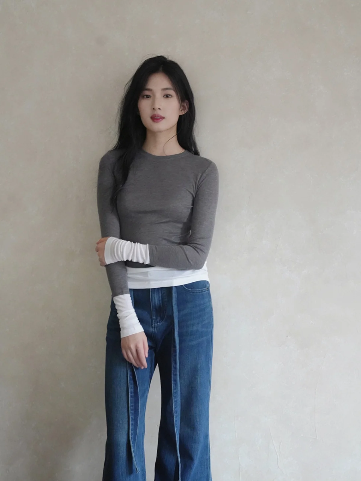 

Модный женский пуловер с круглым вырезом, длинными рукавами, простым дизайном, цветными вставками и эффектом утяжки на талии в китайском стиле.