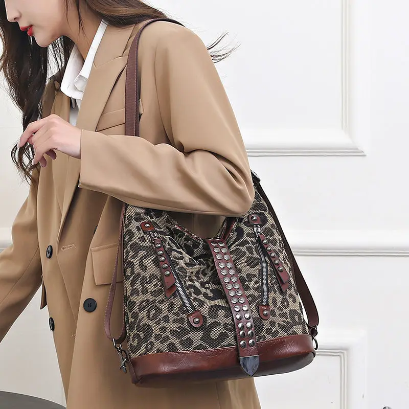 

Европейская и американская женская сумка 2025 года. Универсальная сумка через плечо. Большая вместительная повседневная сумка через плечо. Модный леопардовый узор.